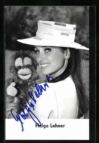 AK Schauspielerin Helga Lehner mit Plüschaffen auf dem Arm, original Autograph