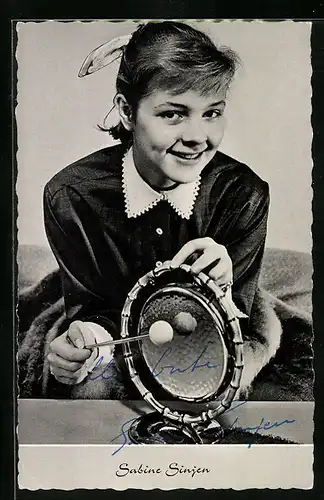 AK Schauspielerin Sabine Sinjen schlägt einen kleinen Gong, mit original Autograph