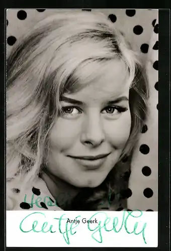 AK Schauspielerin Antje Geerk mit hellem Haar lächelnd, mit original Autograph
