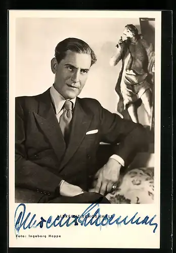 AK Schauspieler Albrecht Schoenhals im Anzug mit Krawatte, mit original Autograph