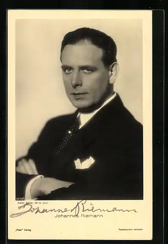 AK Schauspieler Johannes Riemann im Anzug mit Krawatte und verschränkten Armen, original Autograph