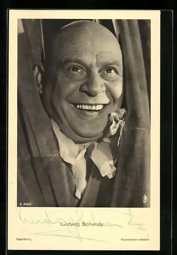 AK Schauspieler Ludwig Schmitz schaut lächelnd durch einen Bühnenvorhang, mit original Autograph