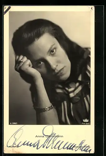 AK Schauspielerin Anna Dammann mit aufgestütztem Kopf, mit original Autograph