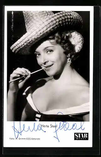 AK Schauspielerin Herta Staal mit Hut, mit original Autograph