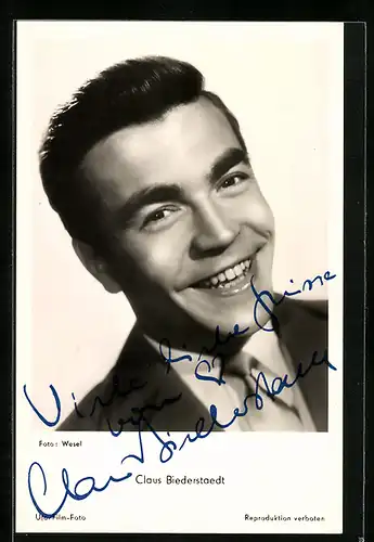 AK Schauspieler Claus Biederstaedt lächelt freundlich, mit original Autograph