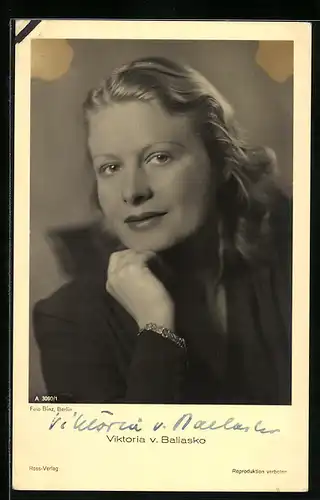 AK Schauspielerin Viktoria von Ballasko in Denkerpose, mit original Autograph