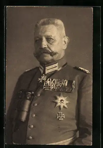 AK Portrait des Reichspräsidenten Paul von Hindenburg in Uniformmit Fernglas