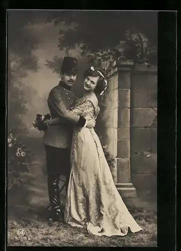 AK Soldat Arm in Arm mit Geliebter vor Parkkulisse