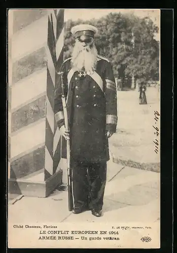 AK russischer Wachsoldat mit Gewehr, Orden und Mütze, A veteran Guard