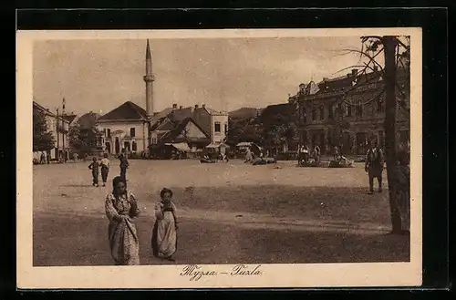 AK Tuzla, Ortspartie mit Einwohnern und Minarett