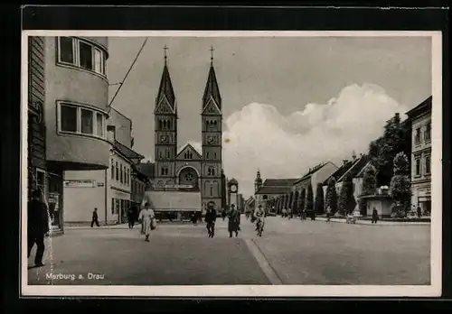 AK Marburg a. Drau, Strassenpartie mit Passanten und Kirche