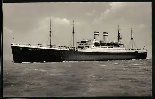 AK Passagierschiff Deutschland der Hamburg-Amerika-Linie in Fahrt