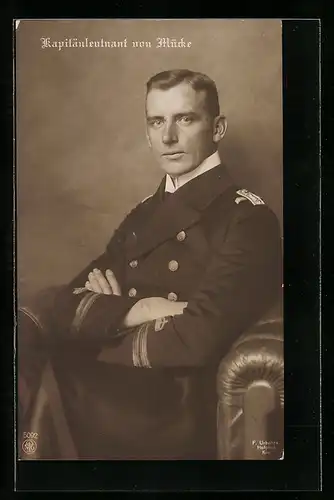 Foto-AK Kaiserliche Marine, Portrait Kapitänleutnant von Mücke in Marine-Uniform, 1. Offizier der S.M.S. Emden