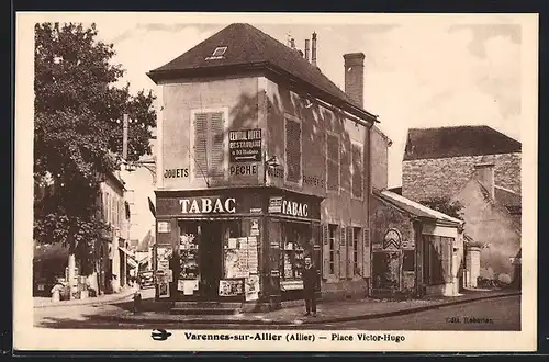 AK Varennes-sur-Allier, Place Victor-Hugo