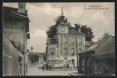AK Margency, La Mairie et la Grande-Rue