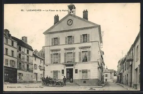 AK Luzarches, La Place de la Mairie