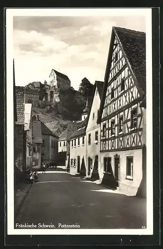 AK Pottenstein / Fränkische Schweiz, Blick aus einer Strasse zum Schloss