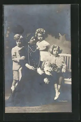 AK LL. AA. RR. Madame La Comtesse de Flandre avec les Princes Léopold et Charles et la Princesse Marie-Jose de Belgique