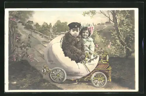 AK Kleines Paar bei einer Fahrt im Eier-Auto