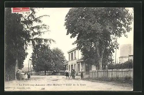 AK La Ferté-sur-Amance, Cour de la Gare, Strassenpartie