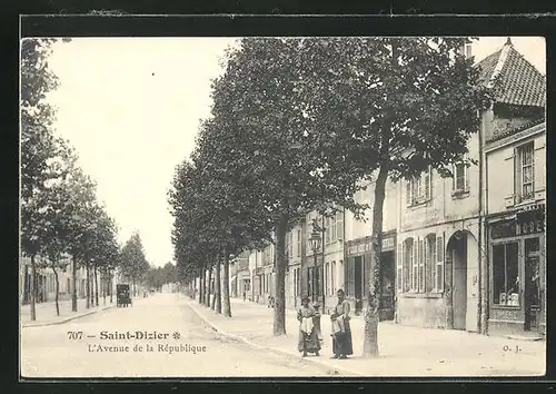AK Saint-Dizier, L`Avenue de la République, Blick in die Strasse