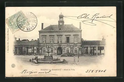 AK Nogent-en-Bassigny, Hotel de Ville, Fontaine