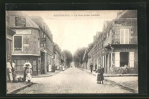 AK Sourdeval, La Rue Jules Labiche, Hotel de la Poste