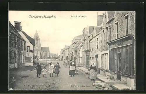 AK Cérences, Rue St-Nicolas, Strassenpartie mit Kirchblick