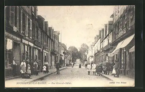 AK Sourdeval-la-Barre, Rue Général-Millet, Strassenpartie