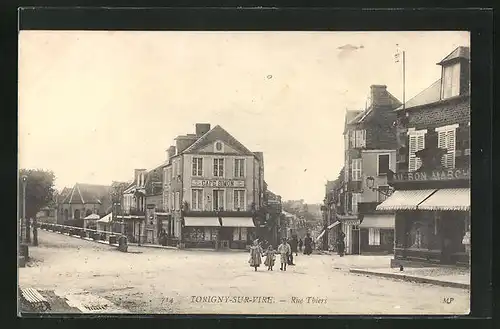 AK Torigny-sur-Vire, Rue Thiers, Partie mit Café Simon