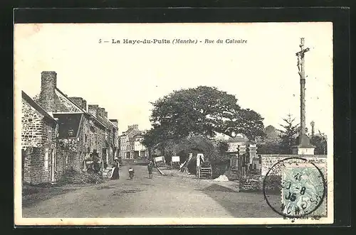 AK La Haye-du-Puits, Rue du Calvaire, Blick in die Strasse