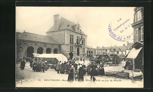 AK Pontorson, Place de l`Hotel de Ville un jour de Marché