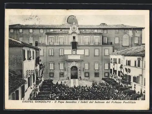 AK Castel Gandolfo, Il Papa benedice i fedeli dal balcone del Palazzo Pontificio