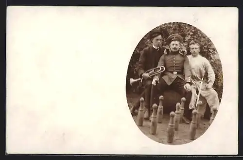 Foto-AK Soldaten mit Kegelspiel und Trompete