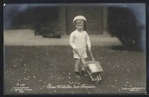 AK Prinz Wilhelm als Kleinkind mit Schubkarre