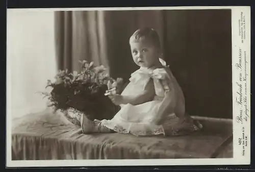 AK Prinz Friedrich Georg als niedlicher Bube mit einer Blumenschale