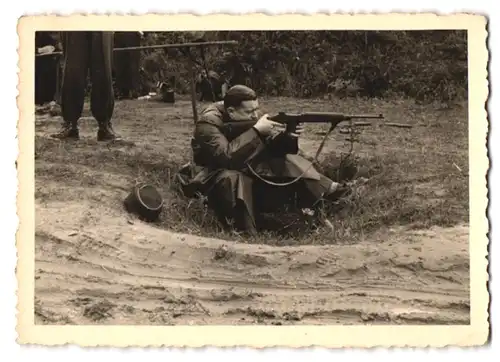 2 Fotografien Bundeswehr Lehrgang, Ausbildung im Maschinenpistolenschiessen bei Coburg 1955