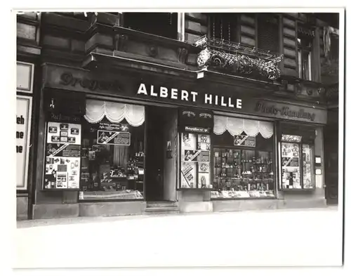 4 Fotografien unbekannter Fotograf, Ansicht Berlin-Schöneberg, Mansteinstrasse 5, Drogerie & Foto-Handlung Albert Hille