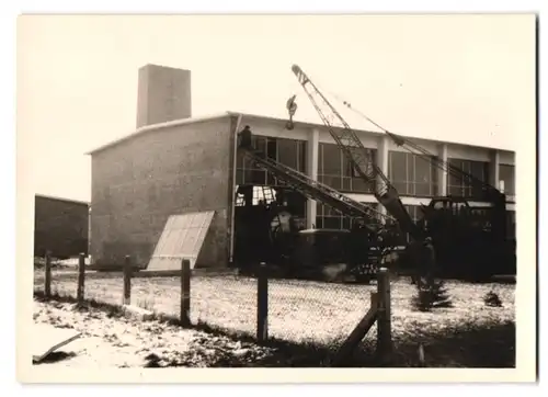 8 Fotografien Fürst, Bornhöved, Ansicht Trappenkamp, Mobilkran hebt Kessel in das neue Fernheizwerk