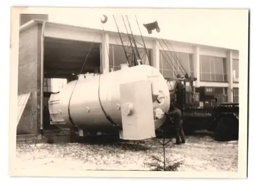 8 Fotografien Fürst, Bornhöved, Ansicht Trappenkamp, Mobilkran hebt Kessel in das neue Fernheizwerk