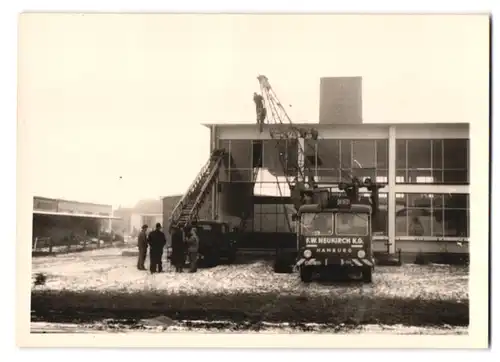 8 Fotografien Fürst, Bornhöved, Ansicht Trappenkamp, Mobilkran hebt Kessel in das neue Fernheizwerk