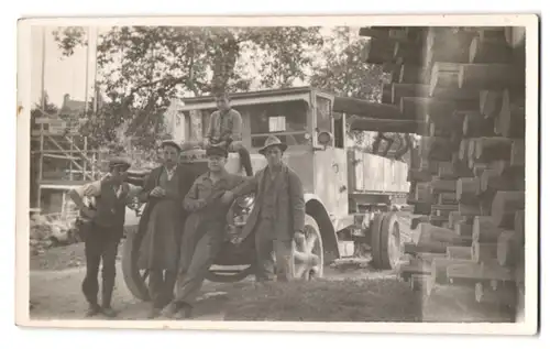 2 Fotografien unbekannter Fotograf, Ansicht Waiblingen, MAN Lastwagen, Kipper, LKW und Bauarbeiter