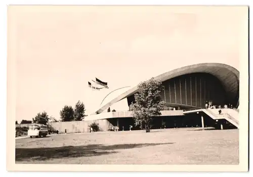 2 Fotografien unbekannter Fotograf, Ansicht Berlin, Kongresshalle Schwangere Auster