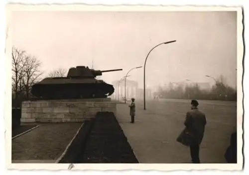 3 Fotografien Weckbrodt, Hannover, Ansicht Berlin, Hansa-Viertel, Haus der Frau, Sowjet Panzer-Denkmal