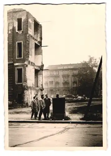 3 Fotografien Weckbrodt, Hannover, Ansicht Berlin, Hansa-Viertel, Haus der Frau, Sowjet Panzer-Denkmal