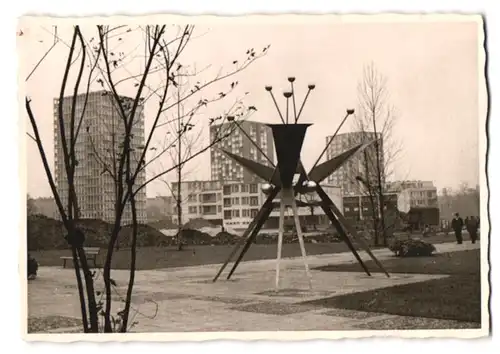 3 Fotografien Weckbrodt, Hannover, Ansicht Berlin, Hansa-Viertel, Haus der Frau, Sowjet Panzer-Denkmal