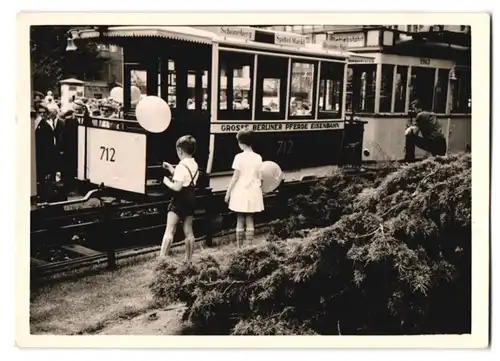 5 Fotografien unbekannter Fotograf, Ansicht Berlin, Kurfürstendamm mit Strassenbahn, Strassenverkehr & Ladengeschäfte