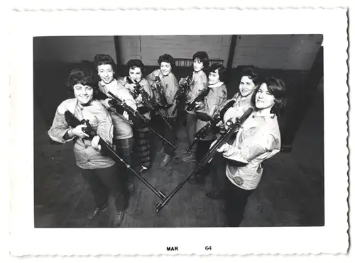 2 Fotografien Bay City Rifle Club, Frauen-Abteilung, Sniper - Scharfschützen, Schützenverein, Schützen mit Gewehr