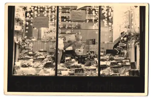 2 Fotografien unbekannter Fotograf, Ansicht Berlin, Ladengeschäft Adolf Mewes, Schokoladen - Konfitüren, Schaufenster