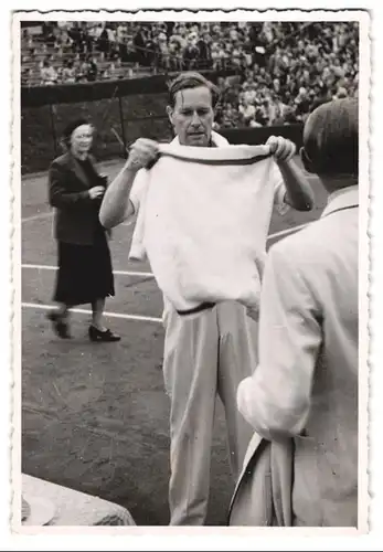 7 Fotografien Ansicht Berlin-Grunewald, Königsallee, Tennis-Spieler Gottfried von Cramm im LTTC Rot-Weiss Stadion